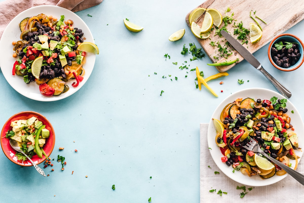Dietóloga profesional con platos saludables